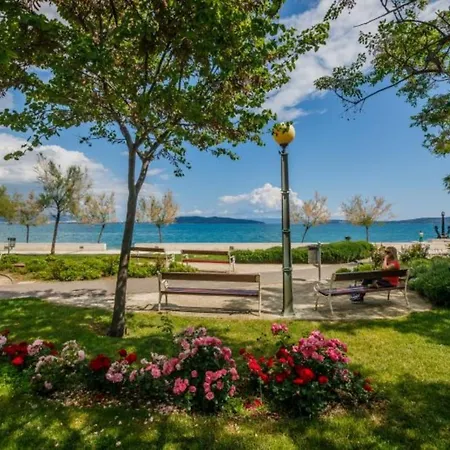 Spacious Seafront Karlo