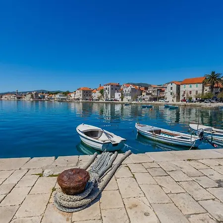 Spacious Seafront Karlo Apartmán *