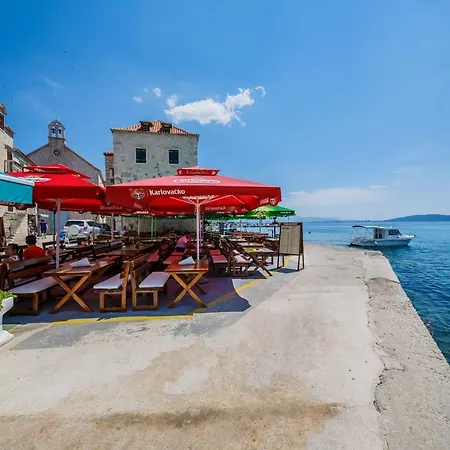 Spacious Seafront Karlo Apartmán Kaštela