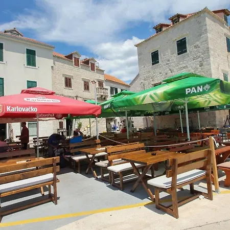 Spacious Seafront Karlo * Kaštela