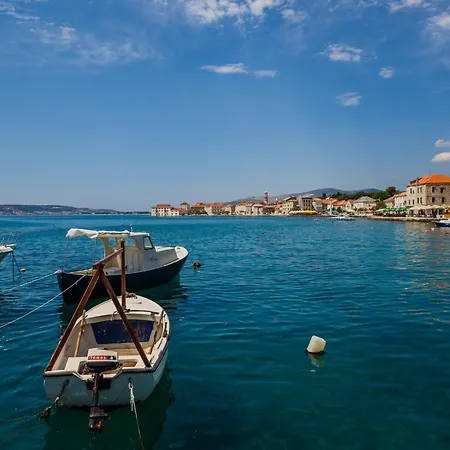 Spacious Seafront Karlo * Kaštela