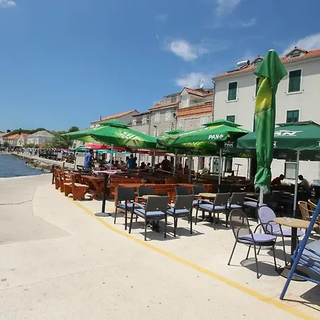 Spacious Seafront Karlo * Kaštela