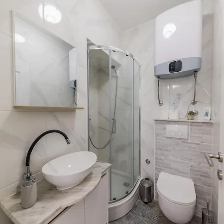 Spacious Seafront Karlo