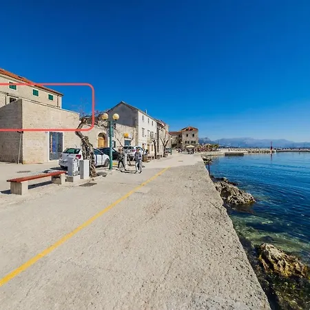 Spacious Seafront Karlo *