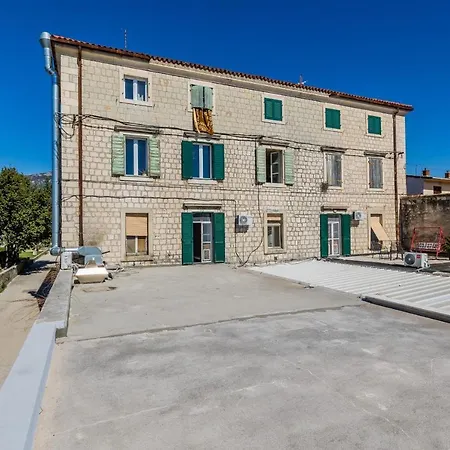 Spacious Seafront Karlo *