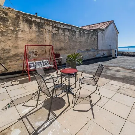 Spacious Seafront Karlo Apartmán *