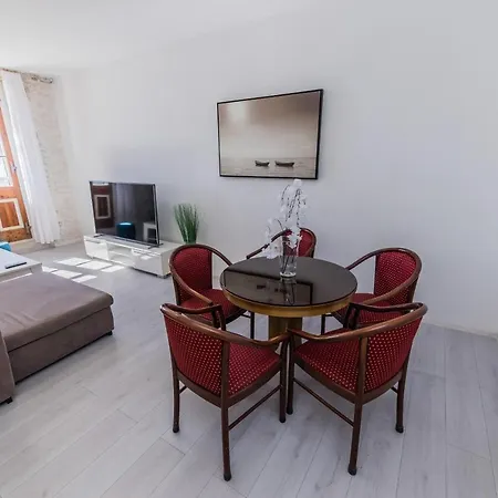 Spacious Seafront Karlo Apartmán