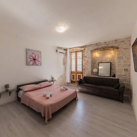 Spacious Seafront Karlo Apartmán