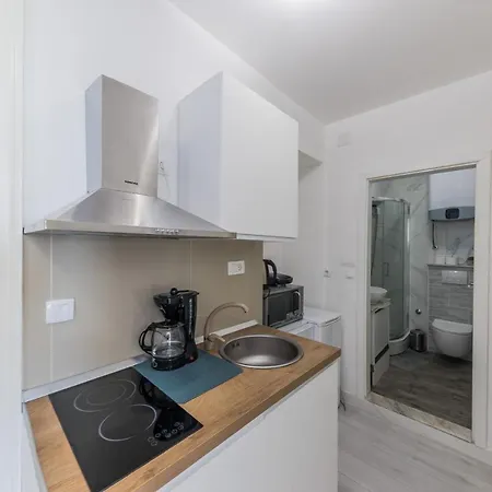 Spacious Seafront Karlo