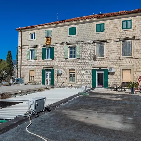 Spacious Seafront Karlo Apartmán