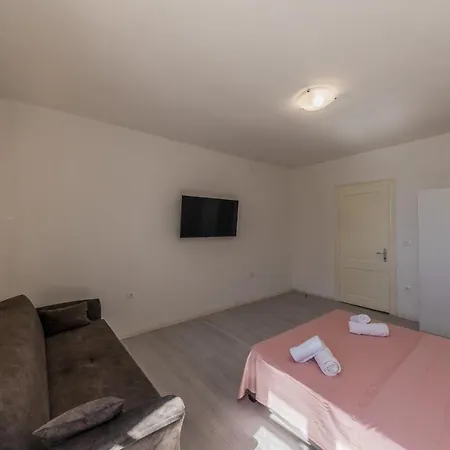 Spacious Seafront Karlo Apartmán *