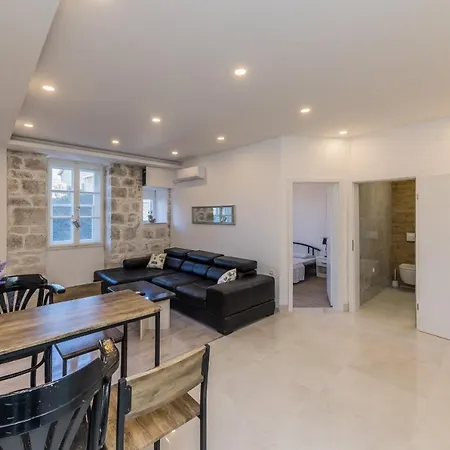 Spacious Seafront Karlo Kaštela