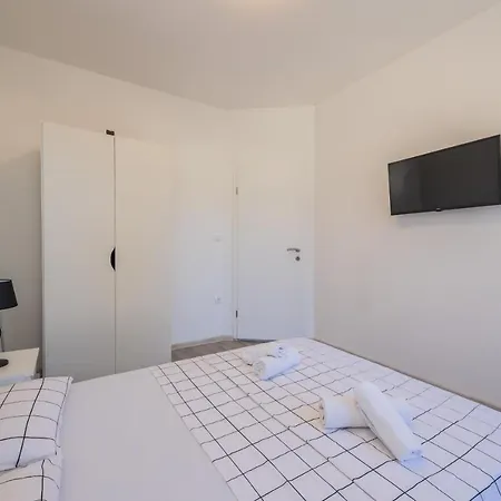 Spacious Seafront Karlo * Kaštela