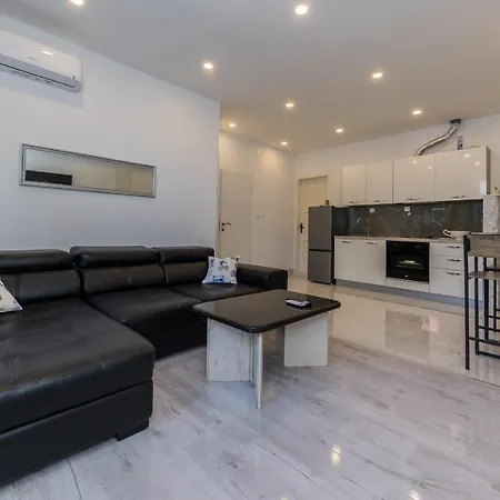 Spacious Seafront Karlo * Kaštela