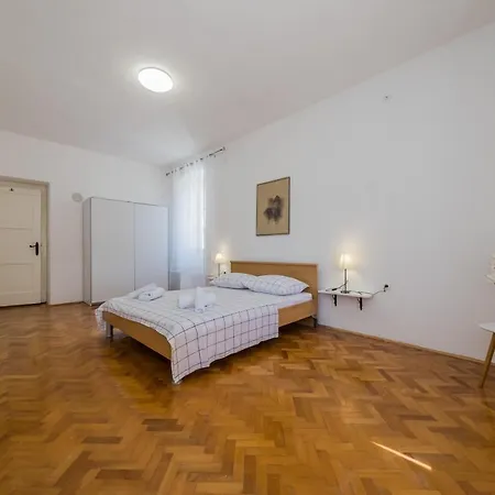 Spacious Seafront Karlo Apartmán