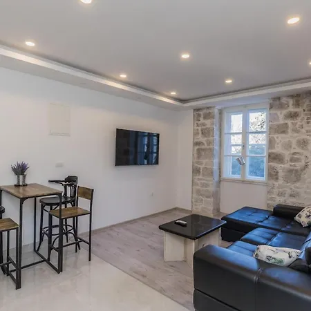 Spacious Seafront Karlo Kaštela