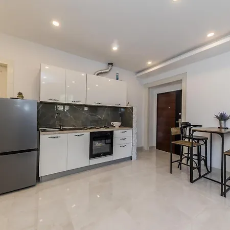 Spacious Seafront Karlo