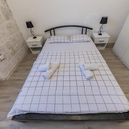 Spacious Seafront Karlo Apartmán