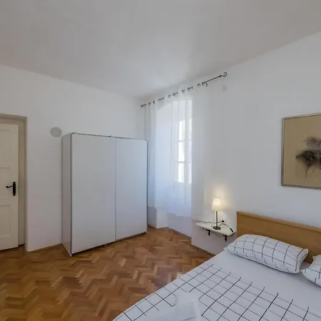 Spacious Seafront Karlo