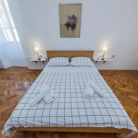 Spacious Seafront Karlo Apartmán Kaštela